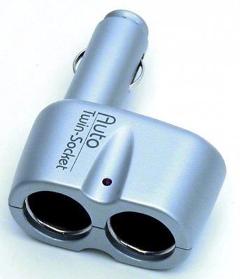 Kaksoispistorasia 12V, Normaalikokoiseen (20 mm) sytyttimeen. Varustettu merkkivalolla sekä sulakkeell