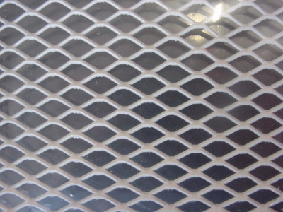 Inac alumiiniverkko, pohjamaalattu salmiakkikuvio Isoreikäinen, koko 30X125cm (silmä 10x20mm)